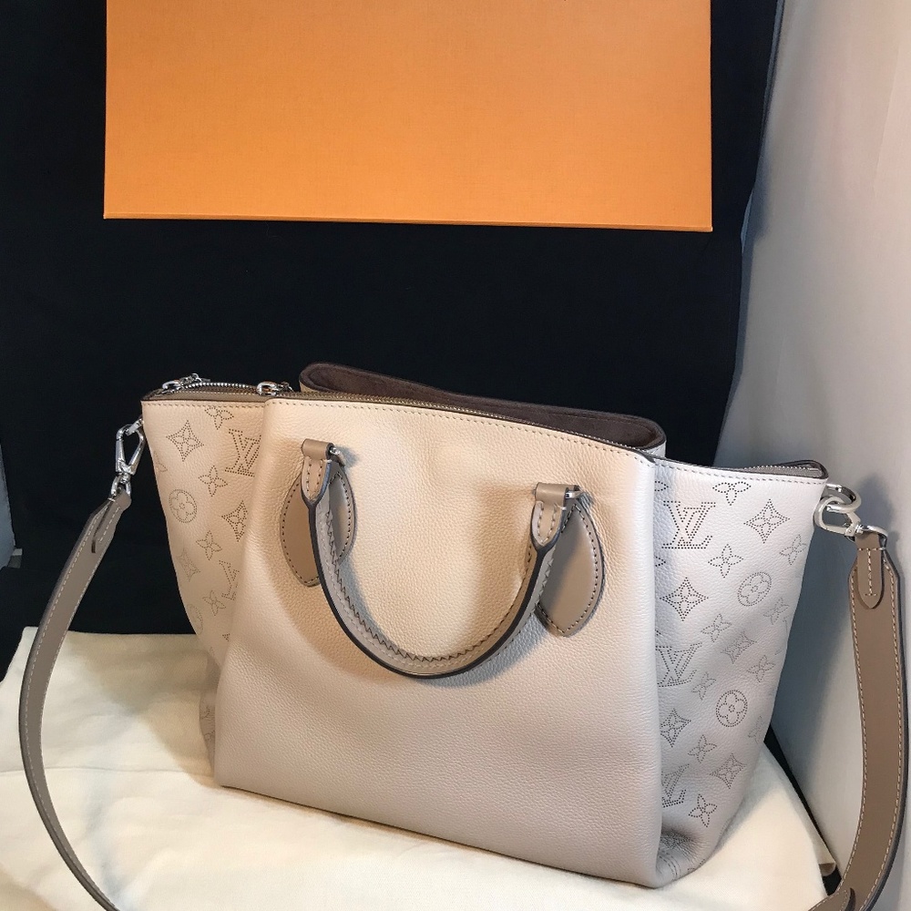 Authentic Louis Vuitton Mahina "Haumea" GALET - Picture 3 of 4